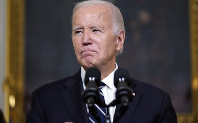Le président Joe Biden s'exprimant sur la guerre entre Israël et le Hamas dans la salle à manger d'État de la Maison Blanche, à Washington, le 10 octobre 2023. (Crédit : Evan Vucci/AP)