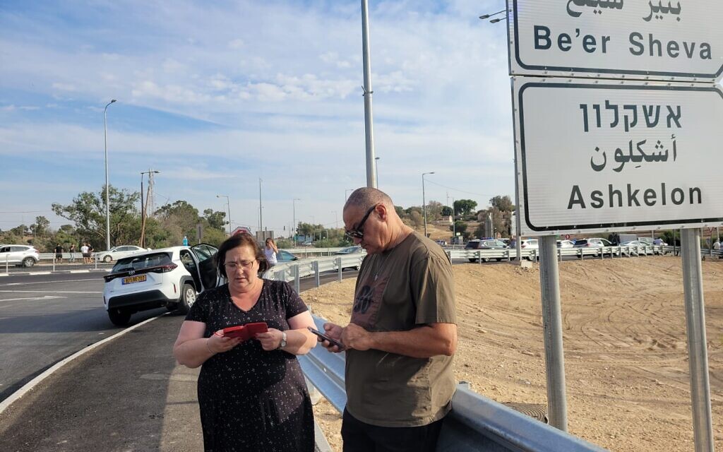 Rachel et Boaz Sadeh consultant leur téléphone en attendant un signe de vie de leur fils Ziv, le 7 octobre 2023, près d'Ofakim. (Crédit : Canaan Lidor/Times of Israel) Rachel et Boaz Sadeh consultant leur téléphone en attendant un signe de vie de leur fils Ziv, le 7 octobre 2023, près d'Ofakim. (Crédit : Canaan Lidor/Times of Israel)