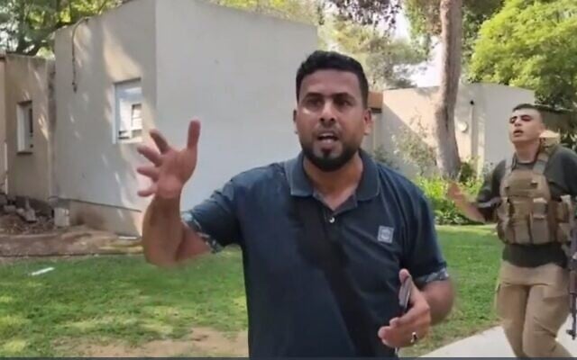Un homme parlant arabe, apparemment un journaliste palestinien, alors qu'il couvre la prise de contrôle du kibboutz Beeri par des terroristes de Gaza, le 7 octobre 2023. (Crédit : Capture d'écran utilisée conformément à l'article 27a de la loi sur le droit d'auteur)