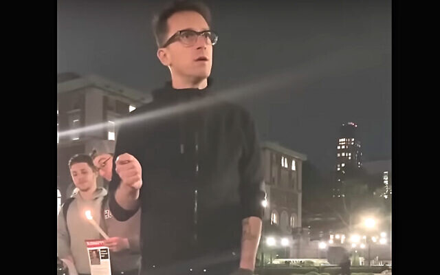 Shaï Davidaï, professeur à l'Université de Columbia, dénonçant les "organisations étudiantes pro-terroristes" dans une vidéo enregistrée sur le campus à New York, le 19 octobre 2023. (Crédit : Capture d'écran YouTube ; utilisée conformément à l'article 27a de la loi sur le droit d'auteur) Shaï Davidaï, professeur à l'Université de Columbia, dénonçant les "organisations étudiantes pro-terroristes" dans une vidéo enregistrée sur le campus à New York, le 19 octobre 2023. (Crédit : Capture d'écran YouTube ; utilisée conformément à l'article 27a de la loi sur le droit d'auteur)
