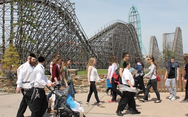 Six Flags Great Adventure, parc d'attractions du New Jersey, est souvent un lieu de choix pour les juifs orthodoxes, les jours intermédiaires de Souccot ou Pessah. (Crédit : Uriel Heilman/via la JTA)
