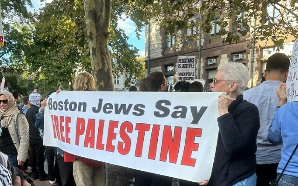 Les Juifs défavorables à Israël se rassemblent au lendemain de l'assaut meurtrier et brutal en Israël qui a fait plus de mille morts à Boston, le 8 octobre 2023. (Crédit : Réseaux sociaux)