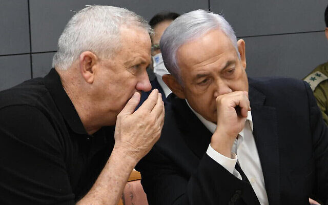 Le ministre de la Défense de l'époque, Benny Gantz, et le Premier ministre Benjamin Netanyahu lors d'une consultation sur les tirs de roquettes du Hamas contre Israël et les contre-attaques de l’armée israélienne, le 11 mai 2021. (Crédit : Amos Ben Gershom/GPO/Dossier)