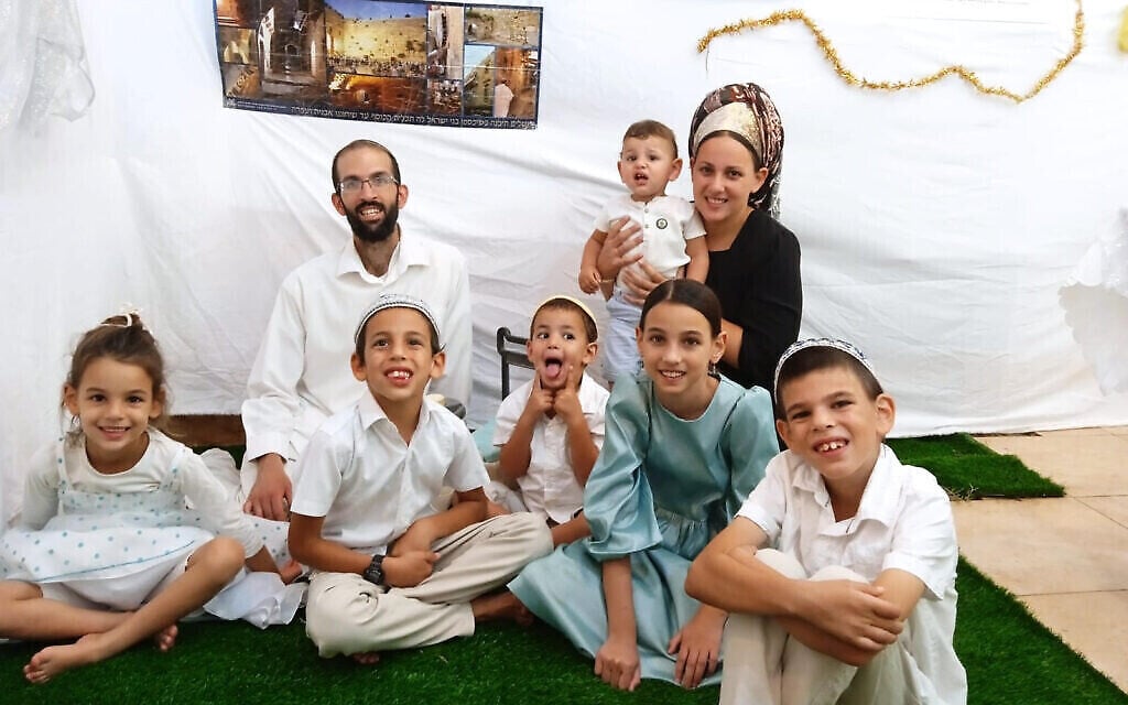 Amichai Shindler (au dernier rang, à gauche) avec sa femme pendant la fête de Souccot, en octobre 2023. Quelques jours plus tard, des terroristes du Hamas ont attaqué la famille et Amichai a été grièvement blessé. (Avec l'aimable autorisation de la famille Shindler) Amichai Shindler (au dernier rang, à gauche) avec sa femme pendant la fête de Souccot, en octobre 2023. Quelques jours plus tard, des terroristes du Hamas ont attaqué la famille et Amichai a été grièvement blessé. (Avec l'aimable autorisation de la famille Shindler)