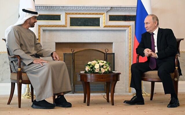 Le président russe Vladimir Poutine (à droite), et le président des Émirats arabes unis, Cheikh Mohamed ben Zayed Al Nahyan, lors de leur rencontre à Saint-Pétersbourg, le 11 octobre 2022. (Crédit : Pavel Bednyakov, Spoutnik, Kremlin Pool Photo via AP)