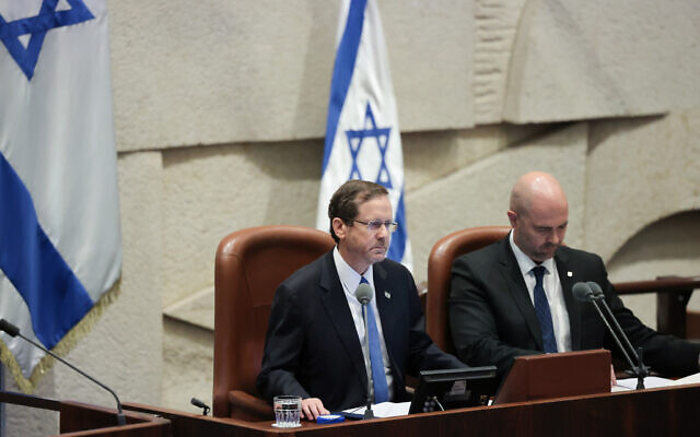 Le président Isaac Herzog lors de la séance d'ouverture de la session d'hiver de la Knesset, à Jérusalem, le 16 octobre 2023. (Crédit : Noam Revkin Fenton/Flash90) Le président Isaac Herzog lors de la séance d'ouverture de la session d'hiver de la Knesset, à Jérusalem, le 16 octobre 2023. (Crédit : Noam Revkin Fenton/Flash90)