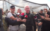 Le ministre de la Défense Yoav Gallant s'adressant aux médias près de la frontière de Gaza, le 19 octobre 2023. (Crédit : Elad Malka/Ministère de la Défense)