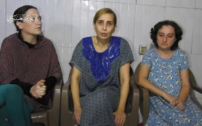 Capture d'écran d'une vidéo de propagande diffusée par le Hamas le 30 octobre 2023, montrant trois otages israéliennes : de gauche à droite, Rimon Buchshtab Kirsht, Danielle Aloni et Lena Trupanov. (Autorisation)