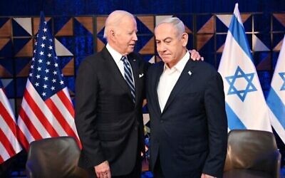 Le président américain Joe Biden et le Premier ministre israélien Benjamin Netanyahu, à Tel Aviv, le 18 octobre 2023. (Crédit : Haïm Zach/GPO)