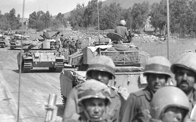 Des soldats israéliens se précipitent vers la frontière nord suite au déclenchement de la guerre du Kippour, le 7 octobre 1973. (Crédit : GPO/Eitan Harris)