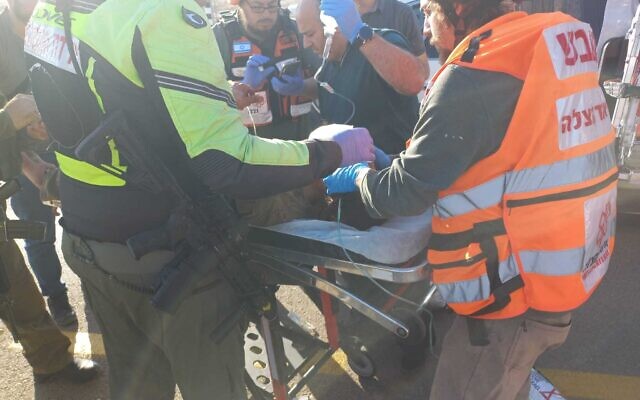 Un homme soigné après avoir été blessé lors d'un affrontement avec des Palestiniens près de Rimonin, le 26 octobre 2023. (Crédit : Capture d’écran ; utilisée conformément à l'article 27a de la loi sur le droit d'auteur) Un homme soigné après avoir été blessé lors d'un affrontement avec des Palestiniens près de Rimonin, le 26 octobre 2023. (Crédit : Capture d’écran ; utilisée conformément à l'article 27a de la loi sur le droit d'auteur)