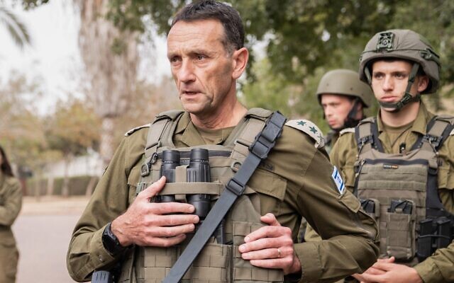 Le chef d'état-major de Tsahal, le lieutenant-général Herzi Halevi, s'adresse aux troupes dans le sud d'Israël, le 15 octobre 2023. (Crédit : Armée de défense israélienne)