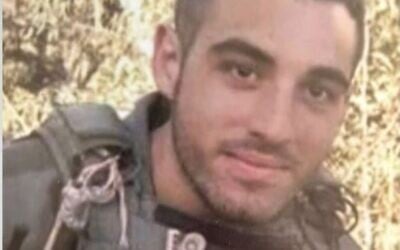 Yaakov Krasniansky, tombé au combat le 7 octobre 2023 en défendant le kibboutz Nahal Oz, près de la frontière de Gaza, contre des terroristes palestiniens du Hamas. (Crédit : Capture d'écran de la Treizième chaîne ; utilisée conformément à l'article 27a de la loi sur le droit d'auteur)