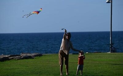 Suite au massacre du Hamas du 7 octobre dans les communautés de la frontière de Gaza, les survivants du kibboutz Kfar Aza ont organisé leur événement annuel de cerfs-volants à Tel Aviv le 9 novembre 2023. (Crédit : Tomer Neuberg/Flash 90)