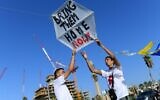 Suite au massacre du Hamas du 7 octobre dans les communautés de la frontière de Gaza, les survivants du kibboutz Kfar Aza ont organisé leur événement annuel de cerfs-volants à Tel Aviv le 9 novembre 2023. (Crédit : Tomer Neuberg/Flash 90)
