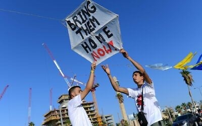 Suite au massacre du Hamas du 7 octobre dans les communautés de la frontière de Gaza, les survivants du kibboutz Kfar Aza ont organisé leur événement annuel de cerfs-volants à Tel Aviv le 9 novembre 2023. (Crédit : Tomer Neuberg/Flash 90)