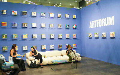Artforum à l'avant-première VIP de l'Armory Show 2023 au Javits Center le 7 septembre 2023 à New York. (Crédit : Sean Zanni/Patrick McMullan via Getty Images via la JTA)