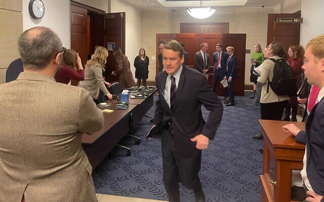 Le sénateur Michael Bennet, sénateur démocrate su Colorado, sort en courant d'une salle de projection du sénat où a été diffusée le film sur les atrocités commises, le 7 octobre, par le Hamas, le 28 novembre 2023. (Crédit : Ron Kampeas/ JTA) Le sénateur Michael Bennet, sénateur démocrate su Colorado, sort en courant d'une salle de projection du sénat où a été diffusée le film sur les atrocités commises, le 7 octobre, par le Hamas, le 28 novembre 2023. (Crédit : Ron Kampeas/ JTA)