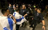 Des officiers de la police de Los Angeles séparant les manifestants pro-Israël et pro-palestiniens devant le Musée de la Tolérance, lors d'une projection privée d'images montrant le massacre du 7 octobre par le Hamas, à Los Angeles, le 8 novembre 2023. (Crédit : Luis Sinco/Los Angeles Times via Getty Images/JTA)
