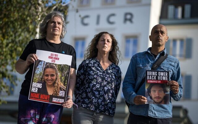 Des parents d'Israéliens disparus ou retenus en otage par le Hamas posent après une réunion au siège du Comité international de la Croix-Rouge (CICR) à Genève, le 20 octobre 2023. (Crédit : Fabrice COFFRINI / AFP) Des parents d'Israéliens disparus ou retenus en otage par le Hamas posent après une réunion au siège du Comité international de la Croix-Rouge (CICR) à Genève, le 20 octobre 2023. (Crédit : Fabrice COFFRINI / AFP)