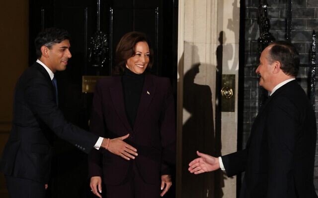 Le Premier ministre britannique Rishi Sunak (G) accueille la vice-présidente américaine Kamala Harris (C) et son mari Douglas Emhoff (D) à leur arrivée au 10 Downing Street, avant une réunion, à Londres, le 1er novembre 2023. (Crédit : Daniel LEAL / AFP) Le Premier ministre britannique Rishi Sunak (G) accueille la vice-présidente américaine Kamala Harris (C) et son mari Douglas Emhoff (D) à leur arrivée au 10 Downing Street, avant une réunion, à Londres, le 1er novembre 2023. (Crédit : Daniel LEAL / AFP)