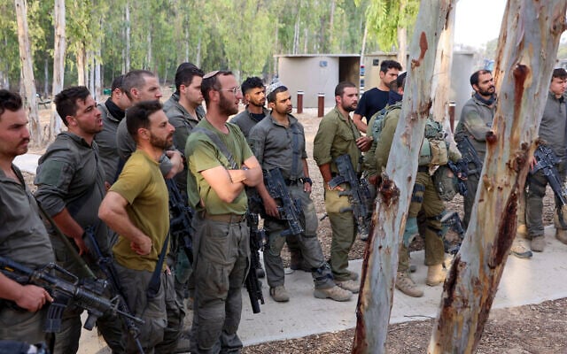 Des soldats israéliens rassemblés près de la frontière avec Gaza juste avant une incursion dans l'enclave dirigée par le Hamas, le 31 octobre 2023. (Crédit : Gil COHEN-MAGEN / AFP)