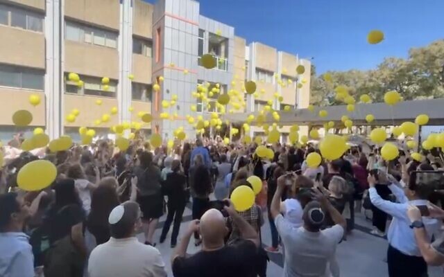 Des Israéliens lâchent des ballons en hommage aux 240 otages pris par le groupe terroriste Hamas lors de son assaut du 7 octobre 2023, à l'université Bar-Ilan le 7 novembre 2023. (Crédit : Alon Korngreen) Des Israéliens lâchent des ballons en hommage aux 240 otages pris par le groupe terroriste Hamas lors de son assaut du 7 octobre 2023, à l'université Bar-Ilan le 7 novembre 2023. (Crédit : Alon Korngreen)