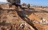 Des soldats de Tsahal à Gaza exposant l'entrée d'un tunnel du Hamas, novembre 2023. (Crédit : Capture d'écran/Tsahal)