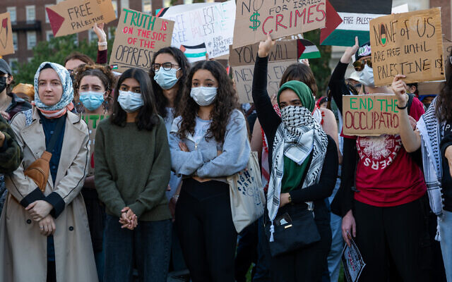 Des étudiants de Columbia participant à un rassemblement pro-palestinien et anti-Israël à l'université Columbia, à New York, le 12 octobre 2023. (Crédit : Spencer Platt/Getty Images North America/Getty Images via AFP) Des étudiants de Columbia participant à un rassemblement pro-palestinien et anti-Israël à l'université Columbia, à New York, le 12 octobre 2023. (Crédit : Spencer Platt/Getty Images North America/Getty Images via AFP)