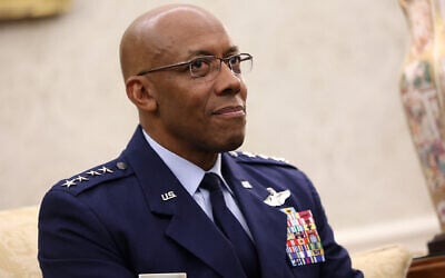 Le président de l'état-major interarmées des États-Unis, Charles Q. Brown, participe à une réunion avec le président des États-Unis, Joe Biden, dans le bureau ovale de la Maison-Blanche, le 5 octobre 2023, à Washington. (Crédit : Kevin Dietsch/Getty Images/AFP)
