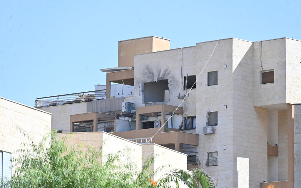 Les conséquences de l'impact direct d'une roquette sur une maison résidentielle à Netivot, en Israël, le 9 novembre 2023. (Crédit : Canaan Lidor/Times of Israel)