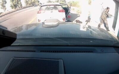 Des images de la Dashcam d'Aner Shapira jetant des grenades lancées par des terroristes du Hamas dans un abri anti-bombes près de Reim, le 7 octobre 2023. (Crédit : Capture d'écran/X)