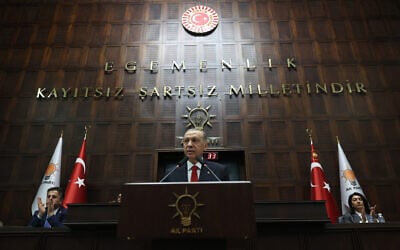 Le Président turc et chef du Parti de la justice et du développement (AK) Recep Tayyip Erdogan s'exprime lors de la réunion du groupe de son parti à la Grande Assemblée nationale turque à Ankara, le 15 novembre 2023. (Crédit : Adem Altan/AFP)
