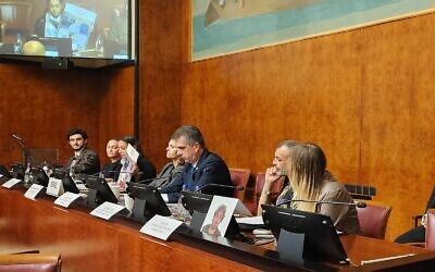 Le ministre des Affaires étrangères Eli Cohen et des membres de familles d'otages détenus par le Hamas à Gaza tiennent une réunion d'information pour les ambassadeurs de l'ONU à Genève, le 15 novembre 2023. (Crédit : Pierre-Michel Virot/Délégation israélienne auprès des bureaux de l'ONU à Genève)