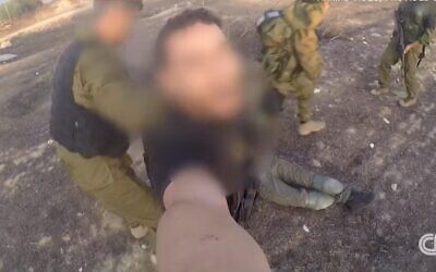 Dans des images de bodycam fournies à CNN par l'armée, on peut voir un terroriste du Hamas célébrer le meurtre d'un soldat de Tsahal près du kibboutz Kissufim dans le sud d'Israël, le 7 octobre 2023. (Crédit : Capture d'écran : X ; utilisée conformément à l'article 27a de la loi sur le droit d'auteur)
