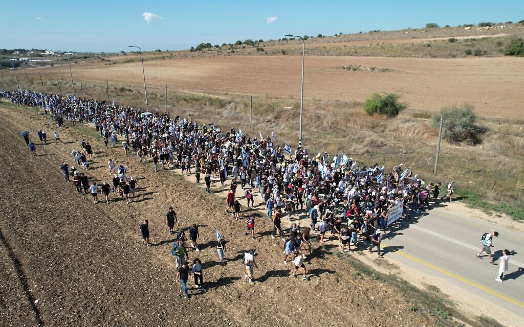 Photo d'illustration : Les familles des otages détenus par des groupes terroristes à Gaza, ainsi que des centaines de sympathisants, marchent vers Jérusalem le 16 novembre 2023 (Crédit : Gilad Pirset)