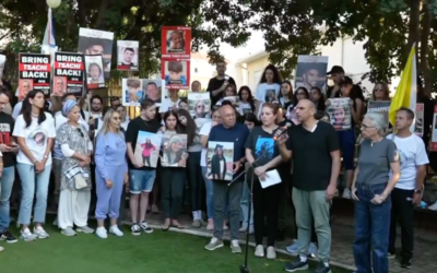 Des membres de la famille Marciano réunis avec des membres de familles d'otages marchant vers Jérusalem, à Modiin, le 16 novembre 2023. (Crédit : Capture d'écran)