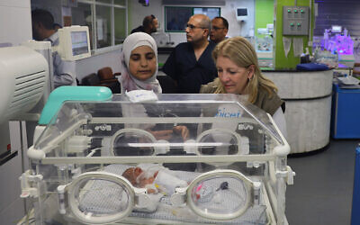 La directrice générale de l'UNICEF, Catherine Russell , à droite, visite l'hôpital Nasser à Khan Younis, à Gaza, le 14 novembre 2023. (Crédit : UNICEF/ UNI470988)