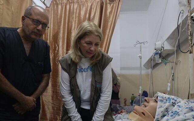 La directrice générale de l'UNICEF, Catherine Russell, visite l'hôpital Nasser à Khan Yunis, à Gaza, le 14 novembre 2023. (Crédit : UNICEF/UNI470988) La directrice générale de l'UNICEF, Catherine Russell, visite l'hôpital Nasser à Khan Yunis, à Gaza, le 14 novembre 2023. (Crédit : UNICEF/UNI470988)