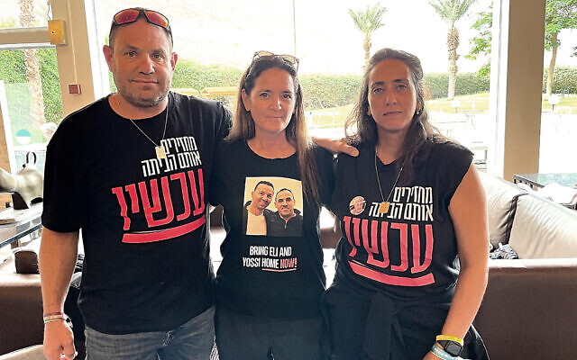 Yair Engel (à gauche), Nira Sharabi et Sharon Engel à l'hôtel David Spa à la Mer Morte le 15 novembre 2023, après que le mari de Sharabi, Yossi Sharabi et le fils d'Engel, Ofir, aient été capturés par des terroristes du Hamas le 7 octobre 2023 (Crédit : Jessica Steinberg/Times of Israel)