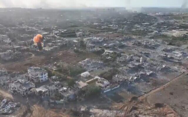 Une première explosion alors que Tsahal fait sauter un réseau de tunnels à Beit Hanoun, au nord de Gaza, dans des images diffusées le 19 novembre 2023 (Crédit : Capture d'écran/Kan TV ; utilisé conformément à la clause 27a de la loi sur le droit d'auteur)