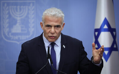 Le leader de l'opposition et chef du parti Yesh Atid, Yaïr Lapid, s'exprime lors d'une réunion de faction à la Knesset, à Jérusalem, le 20 novembre 2023. (Crédit : Yonatan Sindel/Flash90)