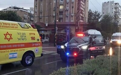La scène d'un accident avec délit de fuite où une femme a été tuée, dans la ville de Rishon Lezion  le 20 novembre 2023. (Crédit : Magen David Adom)