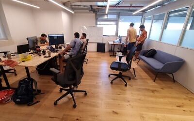 Des développeurs israéliens volontaires s'associent pour mettre au point des technologies destinées à renforcer les défenses et la résilience civile d'Israël à la suite de la guerre contre le groupe terroriste Hamas. (Autorisation)