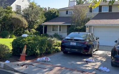 Des manifestants pro-palestiniens placent des grappes de tissu recouvertes de peinture rouge, symbolisant des bébés morts, devant la résidence secondaire du président de l'AIPAC, Michael Tuchin, à Los Angeles (Californie), le 23 novembre 2023. (Crédit : Capture d'écran/X ; utilisée conformément à la clause 27a de la loi sur le droit d'auteur)