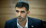 Le ministre des Communications Shlomo Karhi assistant à une audience de la commission de l'Économie de la Knesset, à Jérusalem, le 20 novembre 2023. (Crédit : Yonatan Sindel/Flash90)