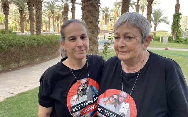 Michal Cohen, dont la fille Raz Ben-Ami est retenue captive à Gaza par le Hamas, avec son autre fille Ayelet, à l'hôtel David à Ein Boqek, le 26 novembre 2023. (Crédit : Jeremy Sharon)