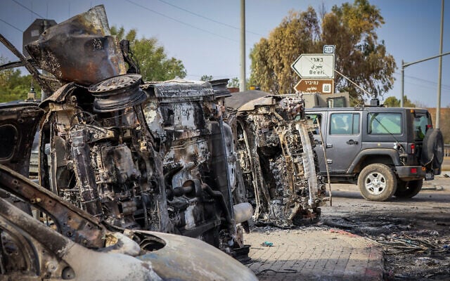 Des voitures brûlées à l'entrée du kibboutz Beeri, proche de la frontière de Gaza, le 9 octobre 2023. (Crédit : Yossi Zamir/Flash90)