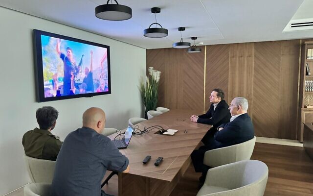Le Premier ministre Benjamin Netanyahu et le PDG de X, Elon Musk, regardant des images des atrocités commises par le Hamas le 7 octobre, lors d'une réunion le 27 novembre 2023. (Crédit : Autorisation) Le Premier ministre Benjamin Netanyahu et le PDG de X, Elon Musk, regardant des images des atrocités commises par le Hamas le 7 octobre, lors d'une réunion le 27 novembre 2023. (Crédit : Autorisation)
