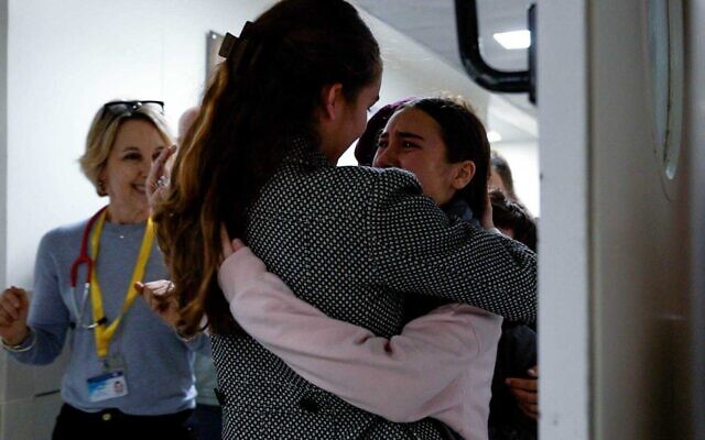 Sahar Calderon, à droite, serre sa mère dans ses bras après sa libération des mains du Hamas, le 27 novembre 2023. (Crédit : Armée israélienne) Sahar Calderon, à droite, serre sa mère dans ses bras après sa libération des mains du Hamas, le 27 novembre 2023. (Crédit : Armée israélienne)